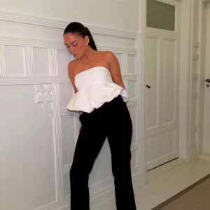 Svarta kostymbyxor - säljer mina svarta kostymbyxor som är lågmidjade . säljer då dom inte kommer till användning 💕passar perfekt till många tillfällen