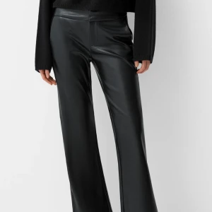 Skinnbyxor  - Skinnbyxor som är bootcut och lågmidjade. Passar S/M/L beroende på hur de ska sitta.