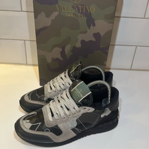 Valentino Rockrunners  - Storlek 39 men passar 40-41