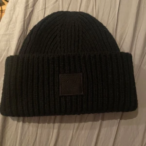 Svart stickad mössa från Acne Studios - Snygg svart stickad mössa från Acne Studios i  storlek 56cm. Kommer nt t användning skriv om ni har frågor!
