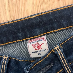 Skinny jeans från True Religion W25 - Säljer då de tyvärr inte passar längre, köptes från plick men har inte haft på mig de så mycket 32,5 cm i midjan och 74cm i innerben