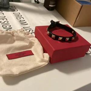 Valentino armband svart skick 8/10 - Säljer detta valentino armbandet i färgen svart med guldiga nitar skick 8/10 ny pris 3000kr mitt pris 1100kr        Pris kan diskuteras vid snabb affär 💸