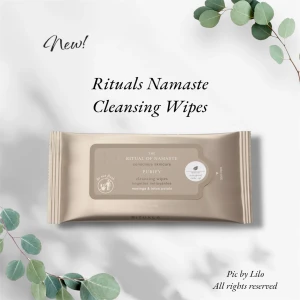 Nya! Rituals Namaste Cleansing Wipes - Helt nya! Rituals Namaste Cleansing Wipes är tillverkade av träfibrer och växtfibrer från hållbara odlingar. De avlägsnar effektivt makeup, även vattenfast, och fräschar upp huden. Perfekta att ha med sig för en snabb och grundlig rengöring. Perfekt att ha med sig i väskan. 10st i förpackningen.
