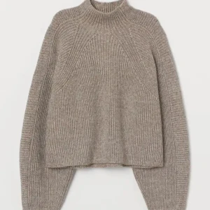 Beige stickad tröja från H&M - Säljer en mysig beige stickad tröja från H&M. Tröjan har en hög krage och långa ärmar med ribbade detaljer. Perfekt för kyliga dagar och ger en stilren look. Passar bra till både jeans och kjol. Knappt använd och går ej att köpa längre.Dem tre första bilderna är tagna från H&M. Storleken är XL men passar mig bra som har S❤️❤️Pris går att diskutera 