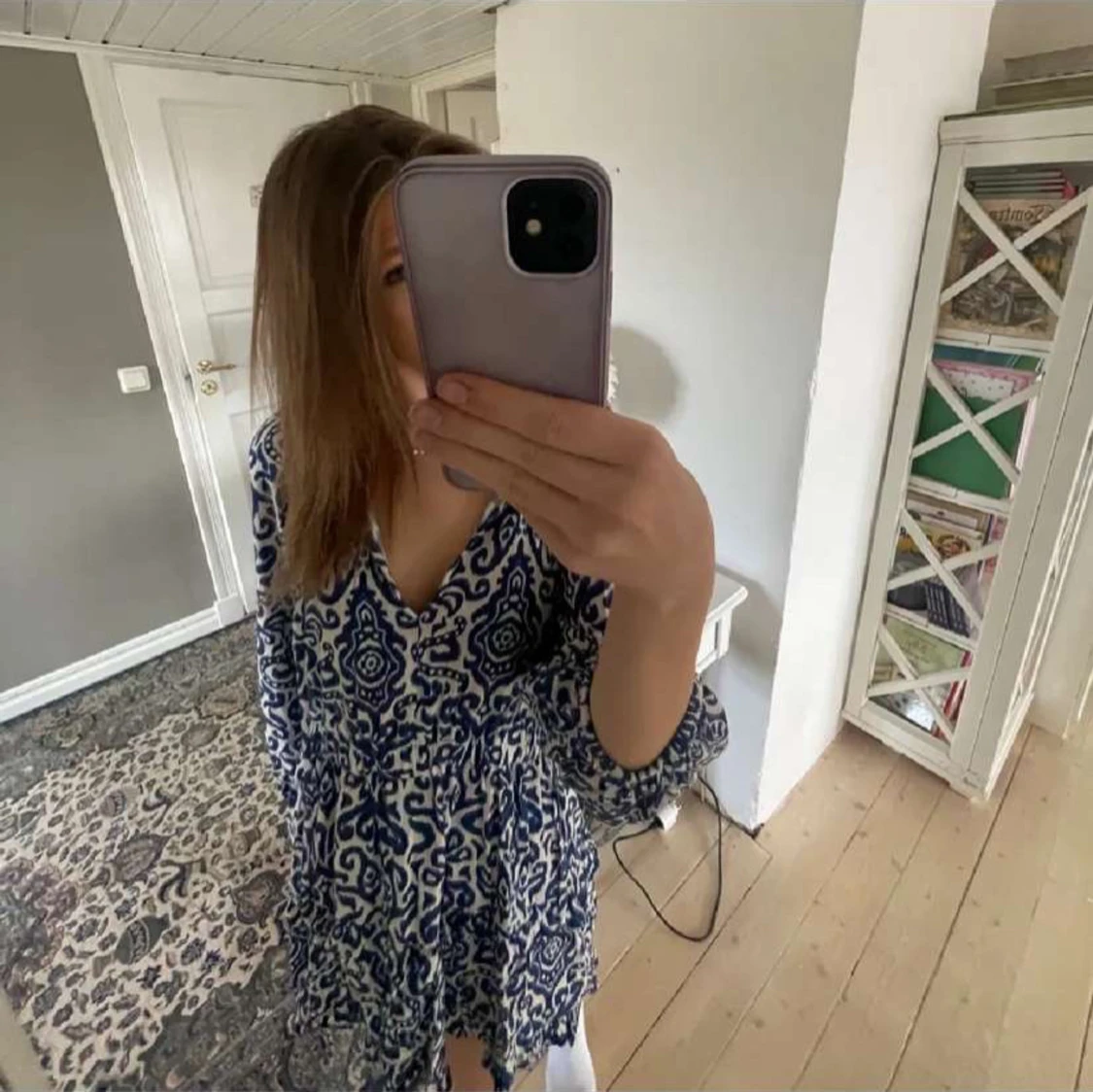 Blå och vit mönstrad klänning