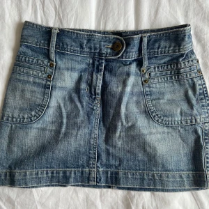 Mini jeans kjol - Superfin kort jeanskjol💕 Tyvärr lite för liten för mig! Snygga fickor me fina detaljer💕midjemått-37 cm längd fram-34cm längd bak-36cm💕storlek 38 på lappen men liten i storleken, mer en 36 eller litem 38💕