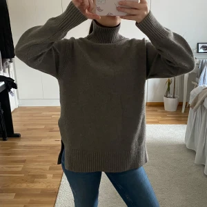 Grå-beige stickad polotröja - Stickad tröja i XS från H&M. Använd ett fåtal gånger och lite nopprig.