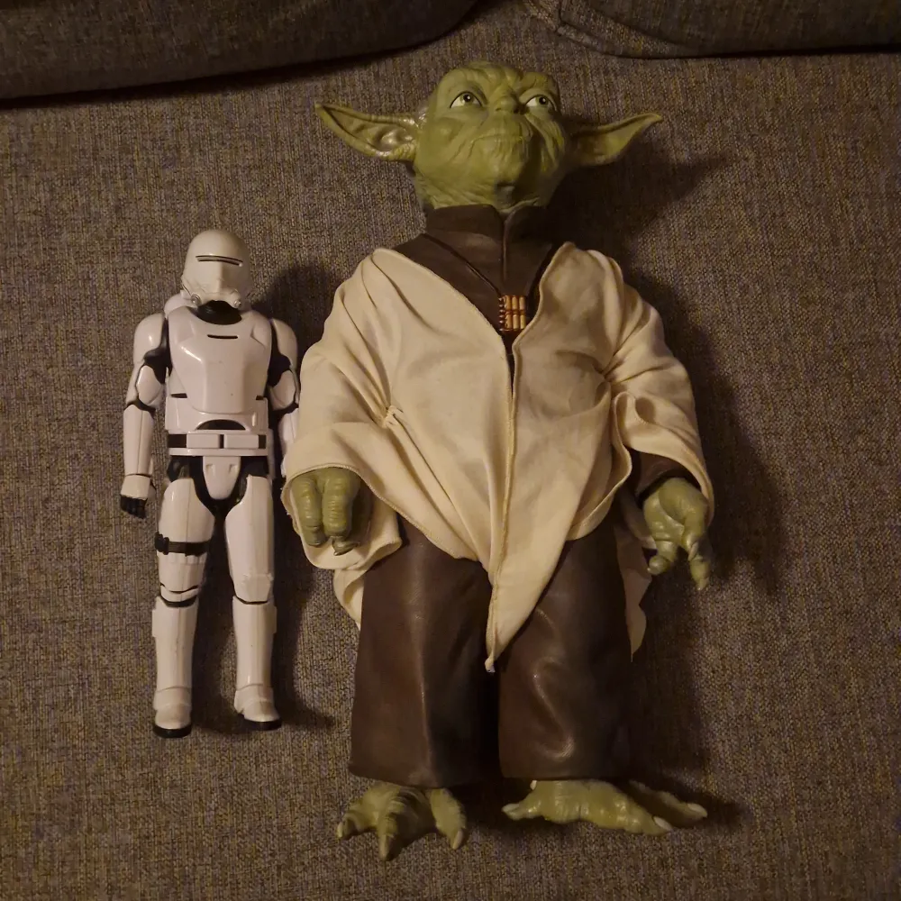 Säljer två coola Star Wars-figurer: en stor Yoda med grön hud och beige klädsel, samt en vit Stormtrooper med svarta detaljer. Perfekt för samlare eller Star Wars-fans! 🌟. Muu.