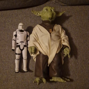 Star Wars-figurer: Yoda och Stormtrooper - Säljer två coola Star Wars-figurer: en stor Yoda med grön hud och beige klädsel, samt en vit Stormtrooper med svarta detaljer. Perfekt för samlare eller Star Wars-fans! 🌟