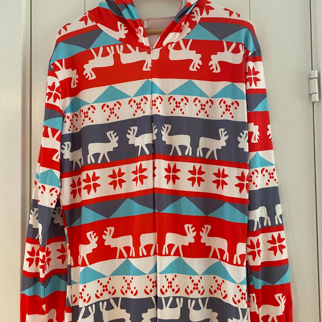 Färgglad onesie med julmotiv strl S - 1