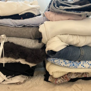 Massa tjej kläder ”ungefär 31 styck”  - Säljer massa kläder i storlekar xs-s. Ungefär 31 plagg. Handväskor, toppar, Low waist kjolar, low waist jeans, byxor, koftor, tröjor, pälsvest, klänningar, mjukisbyxor, shorts ovs 💞