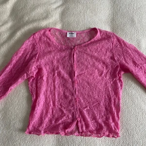 Rosa spetskofta från Cotton On - Säljer en söt rosa spetskofta från Cotton On. Endast använd en gång.