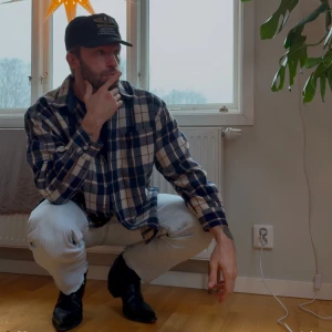 Rutig overshirt i blått och vitt - Snygg och avslappnad overshirt i blått och vitt rutmönster. Perfekt för lager-på-lager-stil. Skjortan har långa ärmar och knappar framtill, vilket ger en klassisk look. Passar bra till jeans eller chinos för en casual stil.