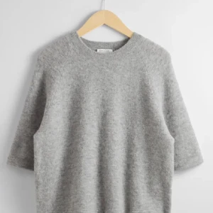 Grå stickad tröja från & other stories - Mysig grå stickad tröja från & other stories. Färgen på tröjan har utgått från sortimentet(inte samma färg som första bilden, andra bilden är min). Knappt använd💕