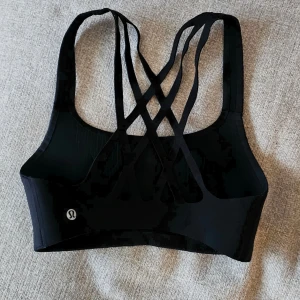 Lululemon Sport Bh - Sport bh i storlek 4 b/c. Köpte här, var för liten för mig så säljer vidare. 