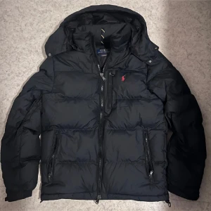 Polo Ralph lauren jacka - Säljer nu min polo vinterjacka för jag inte använder den, skit fet och väldigt populär, storlek s men passar även m, lagat hål på högerarmen synligt men man tänker inte på de när man har på sig jackan