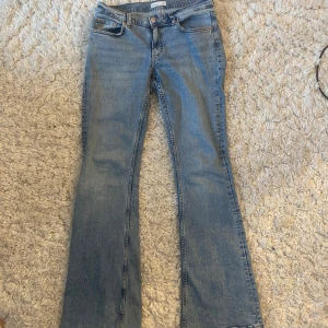 Blå bootcut jeans från Gina  - Säljer ett par klassiska blå bootcut jeans från gina i modellen ”Perfect Jeans”. De har en snygg passform med låg midja🩷
