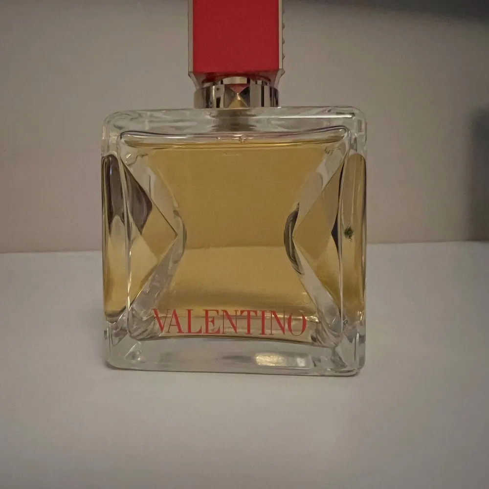 Parfym från Valentino, sparsamt använd. 100ml flaska . Perfume.