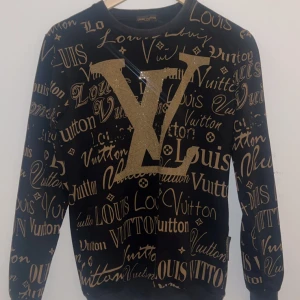 Svart Louis Vuitton tröja  - Säljer denna tröja då den inte kommer till användning, inga fel på den, välbehållen och knappt använd.   (kan fraktas eller mötas i Norrköping) 💕BILLIGARE VID SNABB AFFÄR