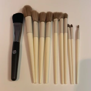 Set med sminkborstar - Ett set med tio sminkborstar i olika storlekar och former. Och en svart borste från W7. Rengjorda, ej använda mer än 2 ggr.  Inget fel på dom jag tycker bara att handtagen känns plastiga och för smala för min smak. 