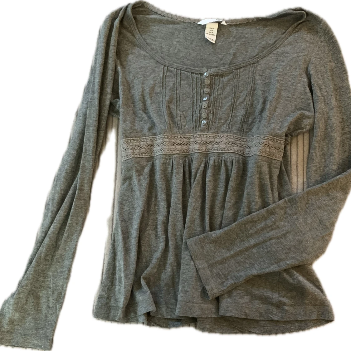 Grå långärmad topp med spetsdetaljer - 1