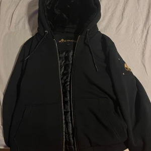 Svart Linden Bunny från Moose Knuckles - Säljer en svart Linden Bunny jacka från Moose Knuckles med huva och dragkedja. Storlek L. Avtagbar päls. Perfekt för kyligare dagar. Knappt använt och vill få bort den. Kan mötas i Stockholm. 