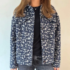  leopardmönstrad jacka - Snygg  leopardmönstrad jacka med knappar framtill. Jackan har en normal passform och långa ärmar, perfekt för att ge din outfit en cool touch.