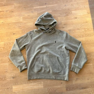 Ralph Lauren hoodie  - Grå tröja från Ralph lauren med snöre. Skriv dm för mer info