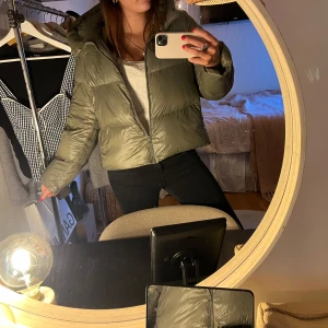 Grön pufferjacka - Säljer en snygg grön pufferjacka med dragkedja. Jackan har en hög krage och långa ärmar💓💓