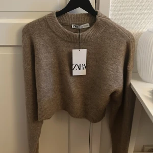 Beige croppad tröja från Zara - Fin oanvänd cropped tröja från Zara!💓