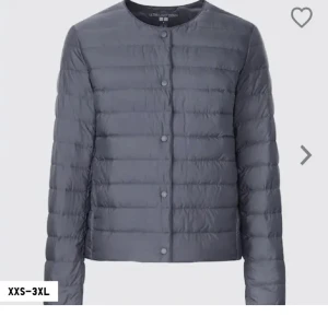 Uniqlo jacka - Säljer denna as snygga jacka från uniqlo i en gråblå färg som bara använts en gång därmed superbra skick precis som ny!!!😍😍nypris 749 och just denna färg säljs inte längre så passa på🔥🔥
