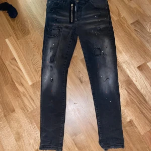 Äkta Dsquared2 jeans - Tjena haft dessa ett tag och har tröttnat på dem man kan se att jag har använt dem och dem har tyvärr hål, därför är priset så billigt, kan frakta dem eller möta upp dig skriv till mig vid intresse. Priset är inte hugget i sten