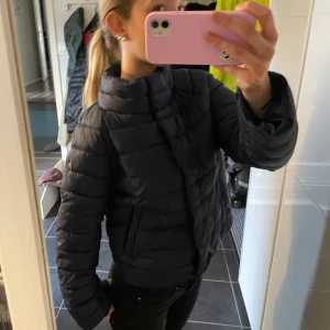 Herno liknande jacka - Säljer denna skitsnygga Herno liknande jacka från Gina Young som är heeelt slutsåld i denna storlek. Använd utomhus 1 gång så nyskick! Strl 170 men passar xs/s. Fast pris! Tryck på köp nu om du vill köpa💗