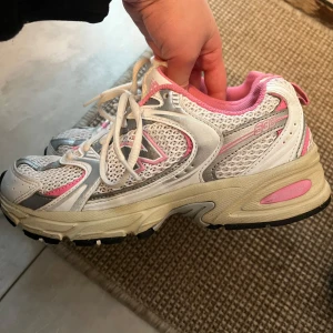 New balance  - Säljer dessa new balance i strl 37,5 från unisport nypris 1295kr. Det är knappt använda men finns lite små defekter. Annars ser dom ut som nya! 💖