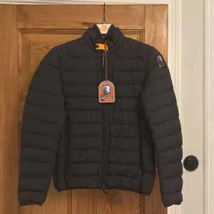 Parajumpers Ugo - Helt ny Parajumpers Ugo man jacket i svart Storlek S Certilogo för kontroll av äkthet.