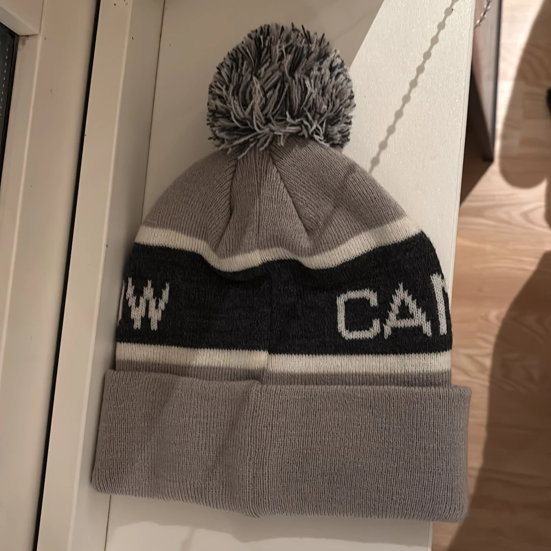 Grå mössa från Canada Snow - 1