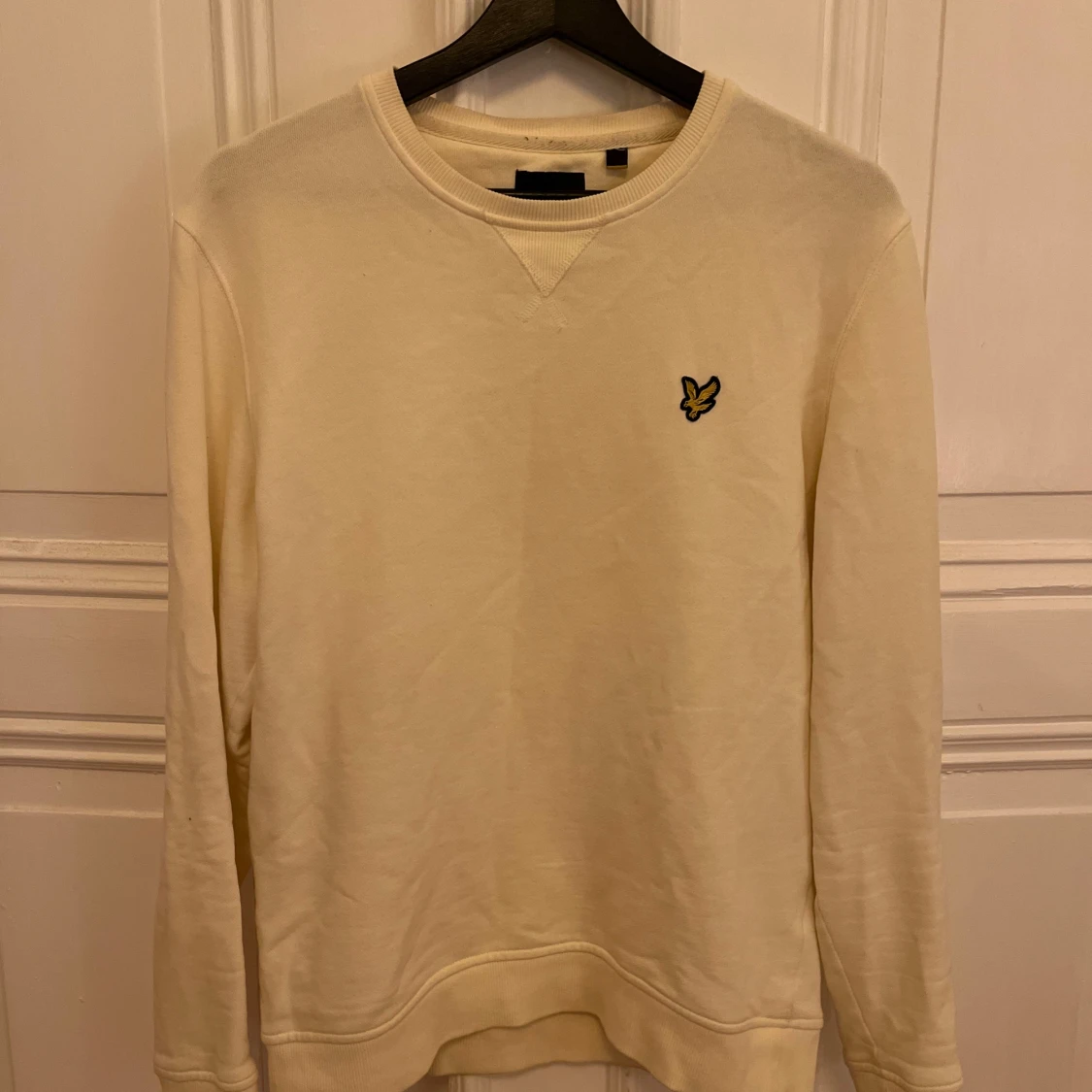 Gulvit tröja från Lyle & Scott