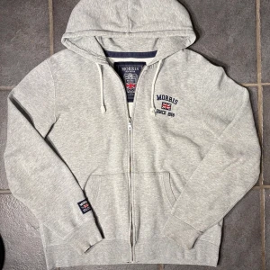 Grå hoodie Morris - Säljer en stilren grå hoodie från Morris. Tveka inte att höra av dig! OBS små lagade defekter längst fram vid ärmarna som knappt syns.