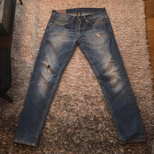 Dondup jeans  - Säljer ett par Dondup jeans med snygg slitning, sälj pågrund över att dom blivit försmå. Storleken är 30-31, kom privat om ni har frågor. 