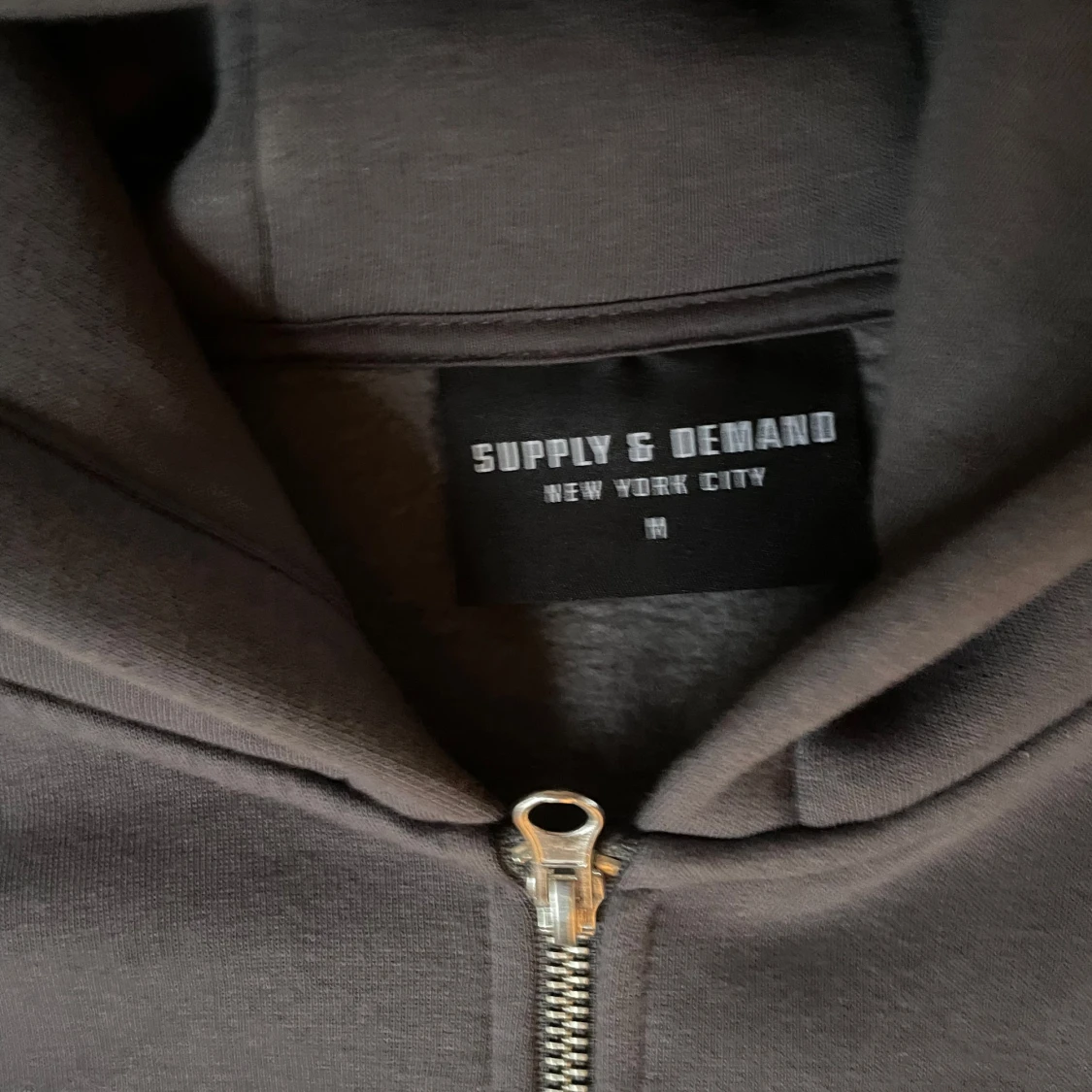 Grå hoodie från Supply & Demand - 1