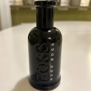 Hugo boss parfym - Orginalparfym från Hugo Boss, night EDT. Flaskan är 100ml, omkring 85% kvar. Ordinariepris är 1200. Pris går att diskutera vid snabb affär