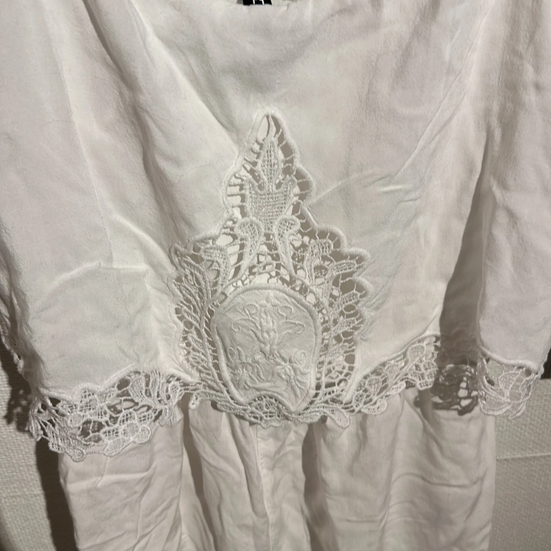 Vit jumpsuit med spetsdetaljer - 4