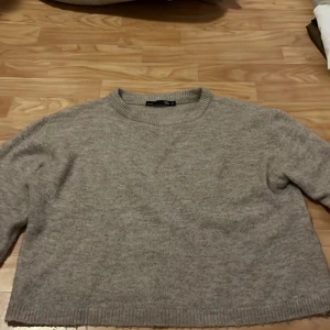 Beige stickad tröja från 157 - Säljer en mysig beige stickad tröja från 157 i storlek Xs. använt mycket få gånger!