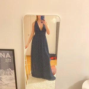 Marinblå balklänning - Fin mörkblå långklänning från Bubbleroom. Perfekt som balklänning. 
