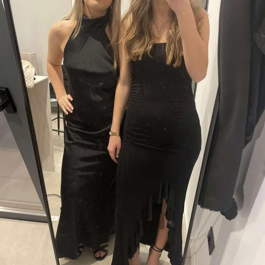 Svart långklänning med hög krage - 1