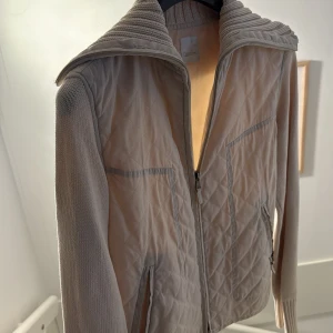 Cardigan jacka - Snygg beige cardigan jacka med quiltat mönster och dragkedja framtill🥰