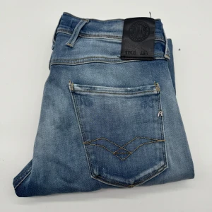 REPLAY ANBASS HYPERFLEX - Replay anbass hyperflex jeans - Slim fit passform - Storlek W30/L32 - Nypris runt 1800kr -  Deluxecloset