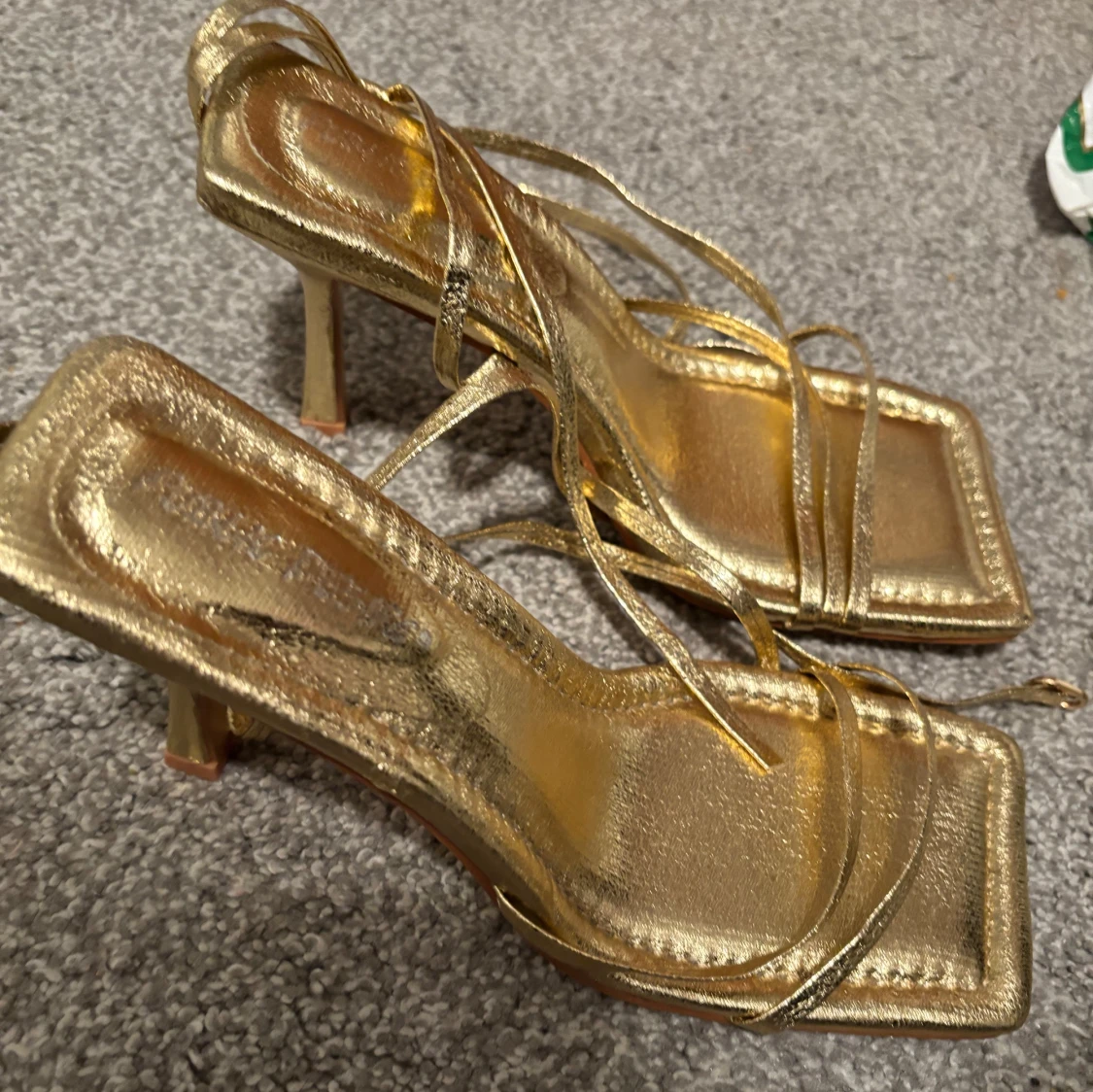 Guldiga klackskor med snörning - 2