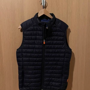 Save the Duck vest - Snygg väst från save the duck. Bra skick. Säljes då den inte passar längre. Bra skick och använd ett fåtal gånger.