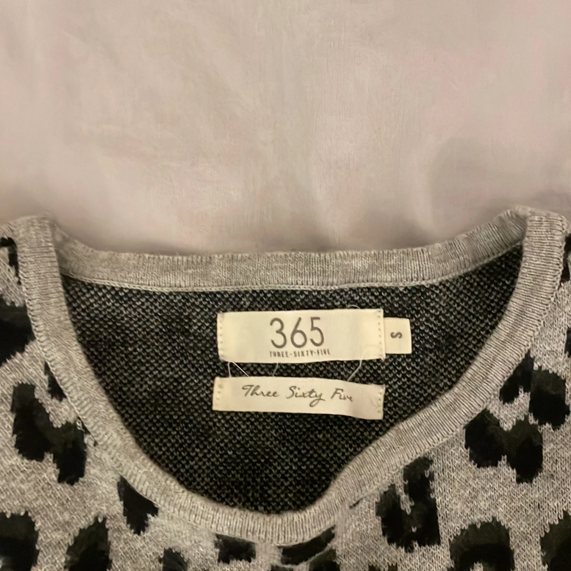Grå leopardmönstrad tröja från 365 Three Sixty Five - 1